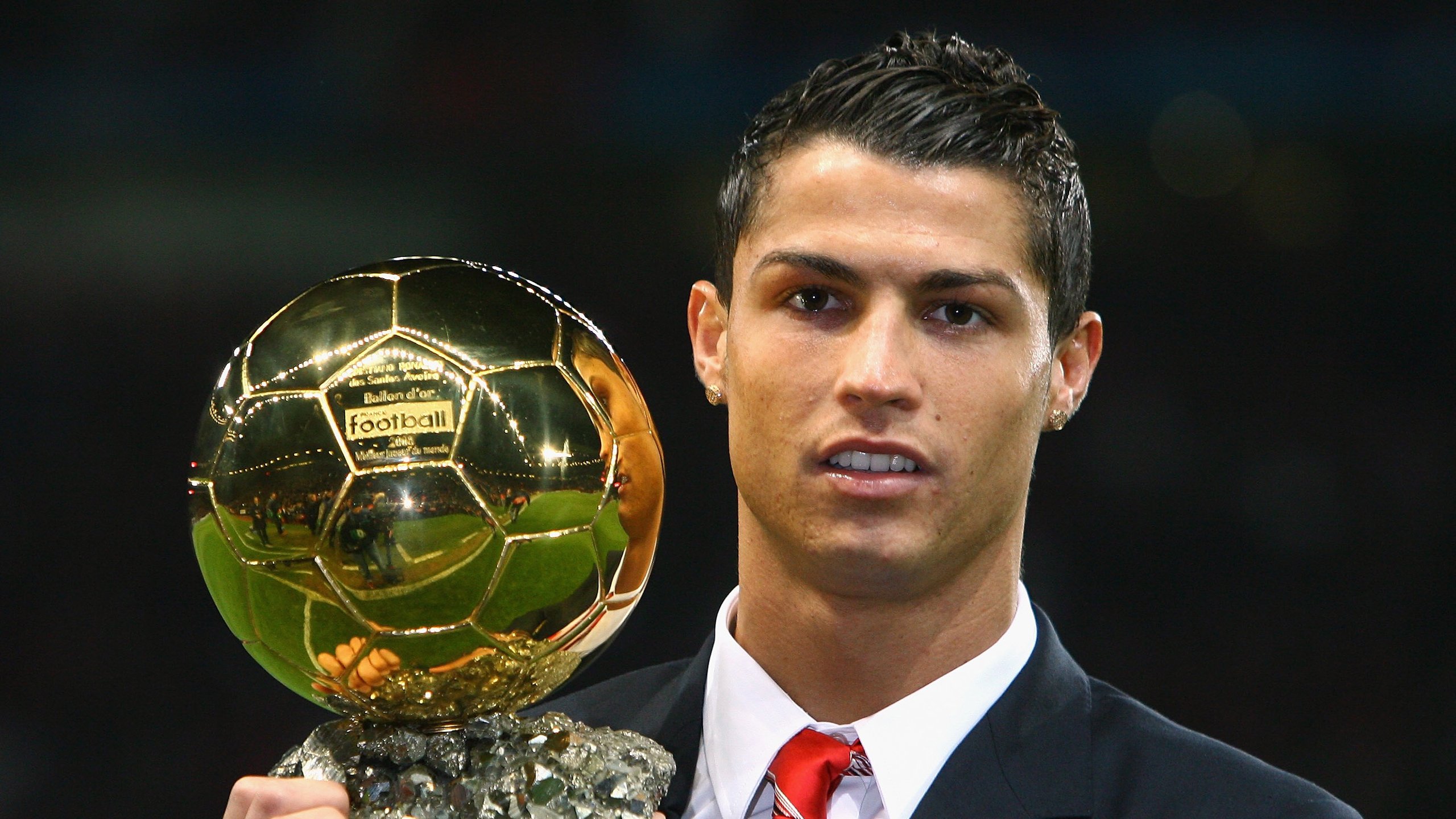 国际足球赛事线上直播突破，互动体验更丰富，国际足球赛场节目